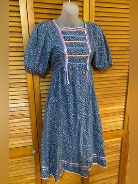 Vintage, floral dress with ribbon detailing